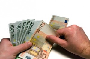 Euro a sărit la maximul ultimelor şase săptămâni