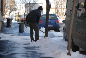 Au revenit ninsorile! Primăria Sibiu avertizează cetățenii că au obligația să îşi deszăpezească trotuarele