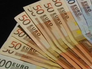 Uşoară creştere a euro