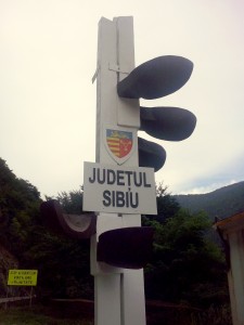 Consiliul Judeţean Sibiu a reabilitat indicatoarele de intrare în judeţ