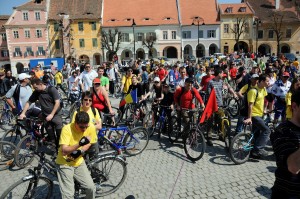 Cu ajutorul Hornbach şi AIOS, trei şcoli din Sibiu vor avea de săptămâna viitoare parcări pentru biciclete