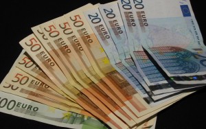 Euro stagnează la 4,43 lei