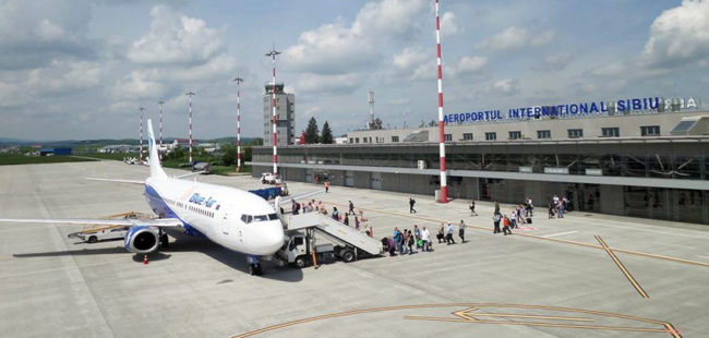 Câinii polițiști, folosiți la depistarea persoanelor suspecte de COVID-19, în premieră la Aeroportul Internaţional Sibiu