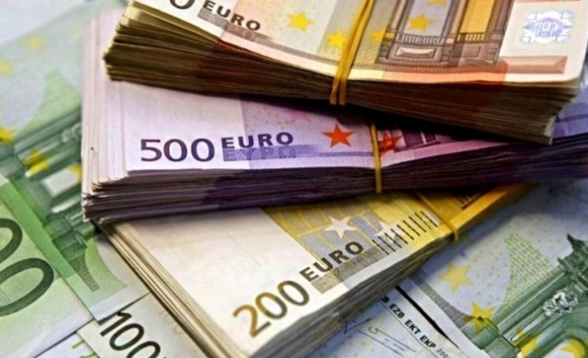 Euro a atins o cotație maximă de aproape 4,94 lei | ANALIZĂ