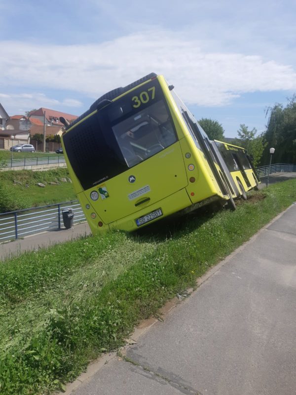 Momente de panică în trafic! Un autobuz Tursib s-a răsturnat în apropierea Pieței Cibin | FOTO