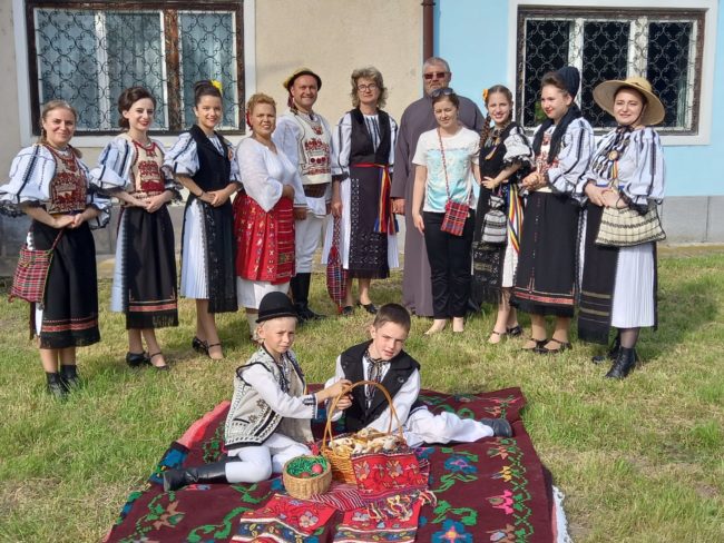 Împreună de Înălțare în costume populare