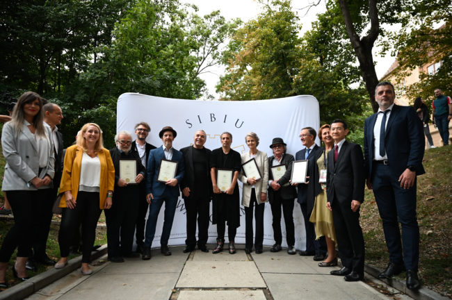 Festivalul Internațional de Teatru de la Sibiu a decernat stelele pe Aleea Celebrităților: Charlotte Rampling, Israel Galván, Akram Khan și Yoshi Oida pentru anul 2021 și Denis O’Hare, Jan Lauwers și Helmut Stürmer pentru 2020