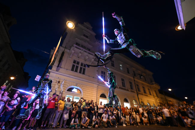 „Călătoriile lui Gulliver”, „Itinerarii. Într-o zi, lumea se va schimba”, „OMMA”, deschiderea Bursei de Spectacole de la Sibiu, Festivalul Universităților de Teatru, și spectacole stradale, în cea de-a patra zi a Festivalului Internațional de Teatru de la Sibiu