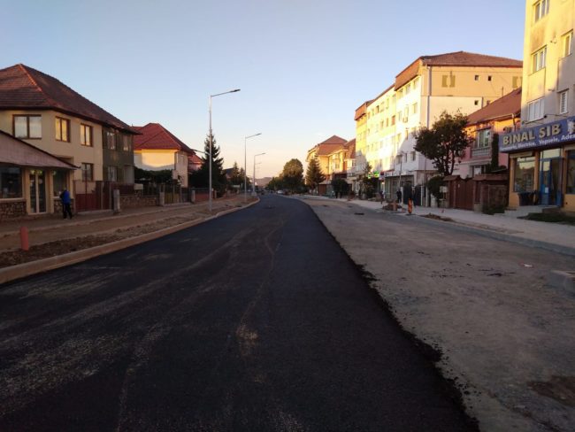 Minune! A început asfaltarea porțiunii închise din Calea Dumbrăvii
