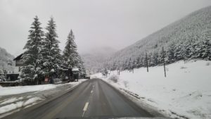 Atenție șoferi! A nins pe drumul spre Păltiniș (VIDEO)