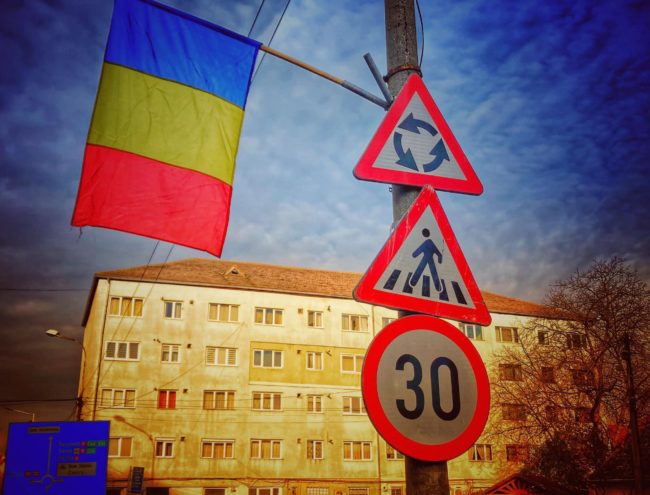 FOTOGRAFIA ZILEI: România „avertizată“: încet, pe jos și-n giratoriu!