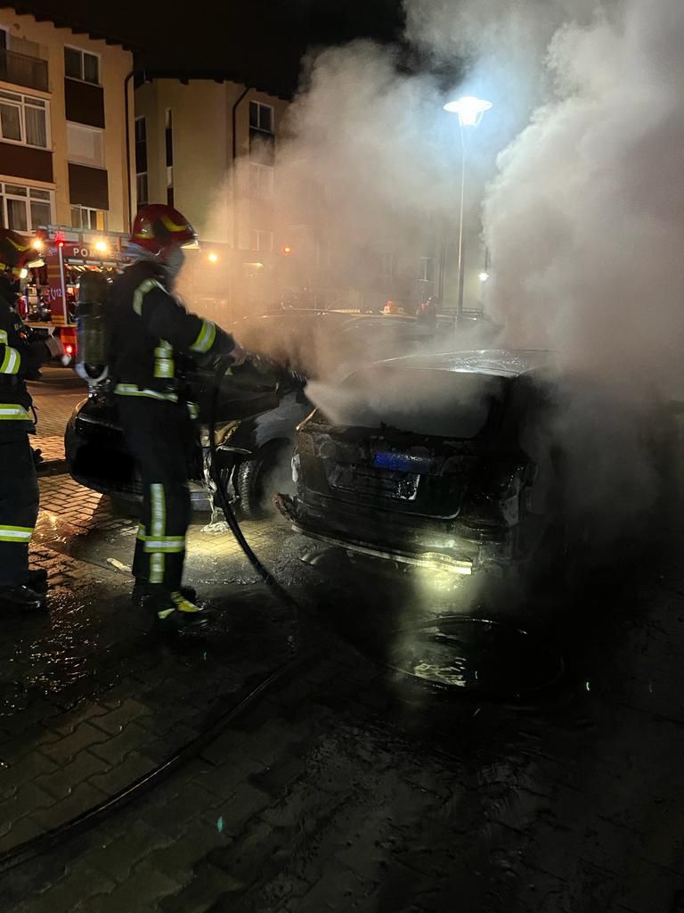 Autoturism în flăcări, azi-noapte, în Sibiu