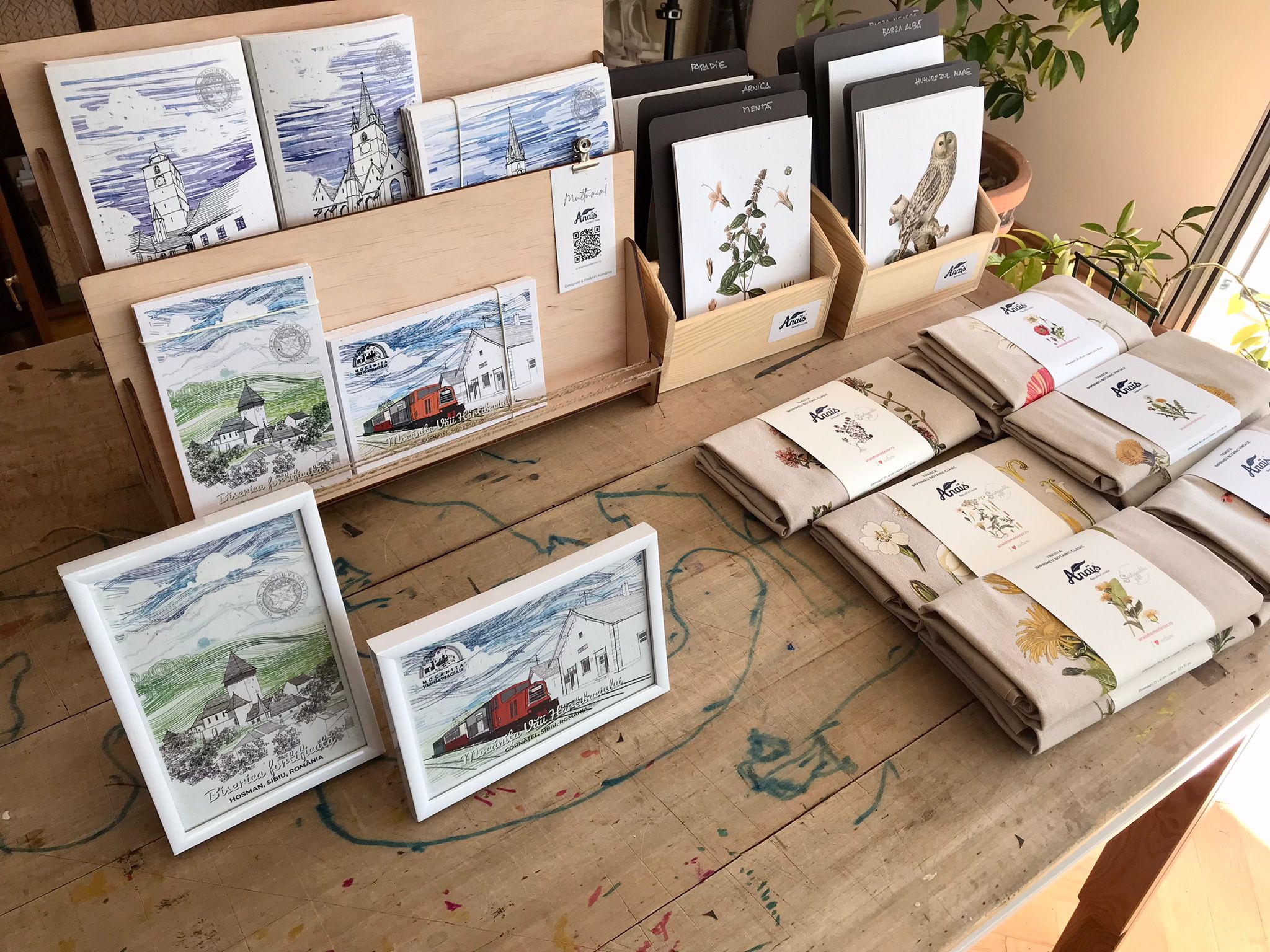 Cărți poștale, postere și traiste, souveniruri în magazinul mocăniței de pe Valea Hârtibciului