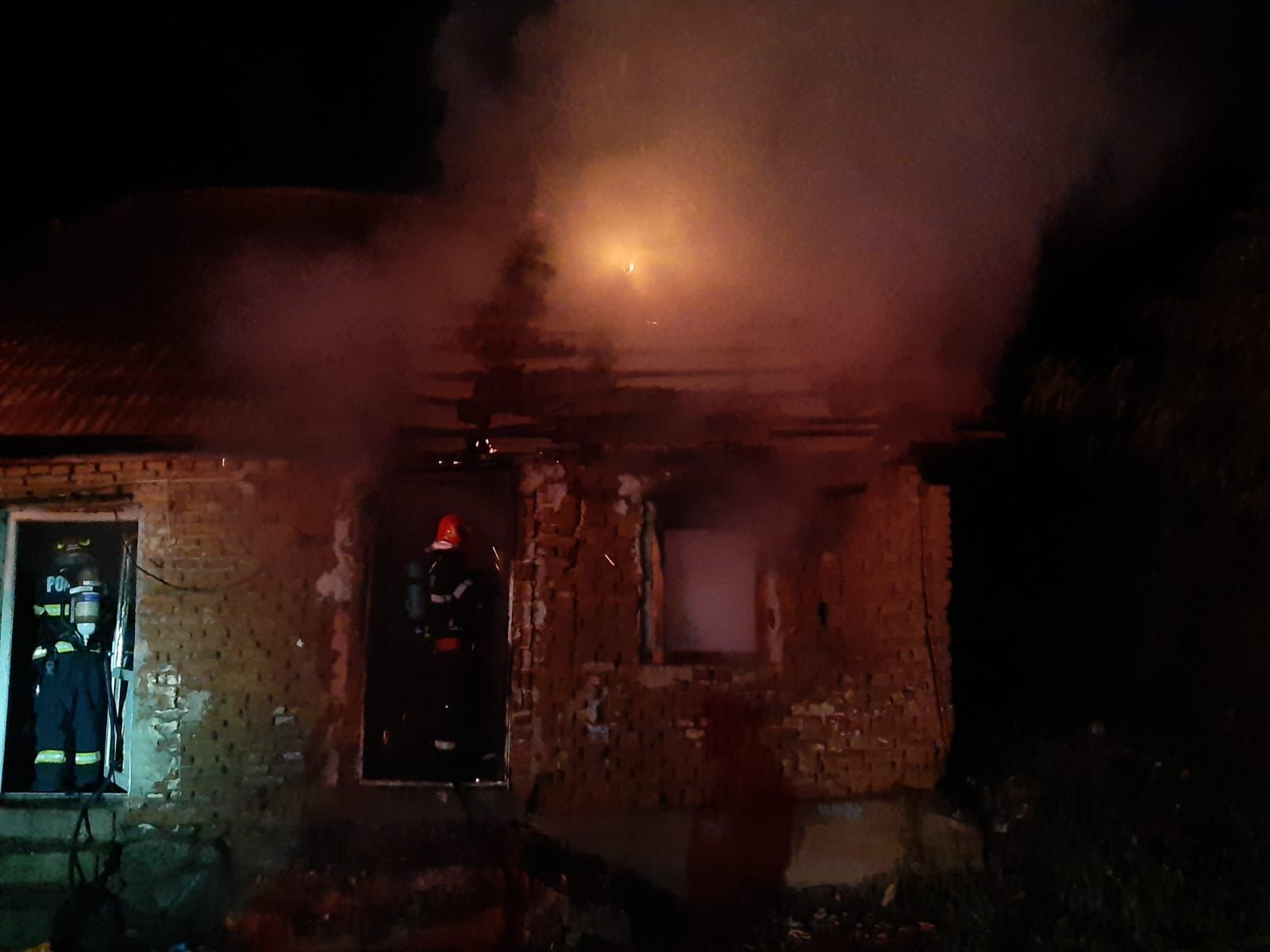 FOTO Pompierii luptă cu focul care a cuprins o locuință din Săliște
