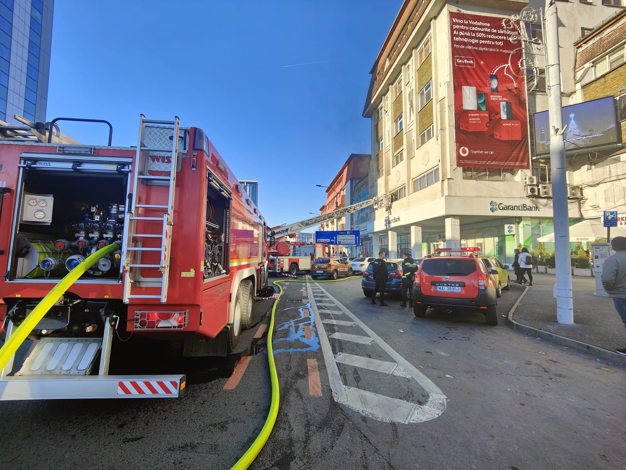 FOTO: Alertă într-o bancă din municipiul Sibiu! Degajări de fum