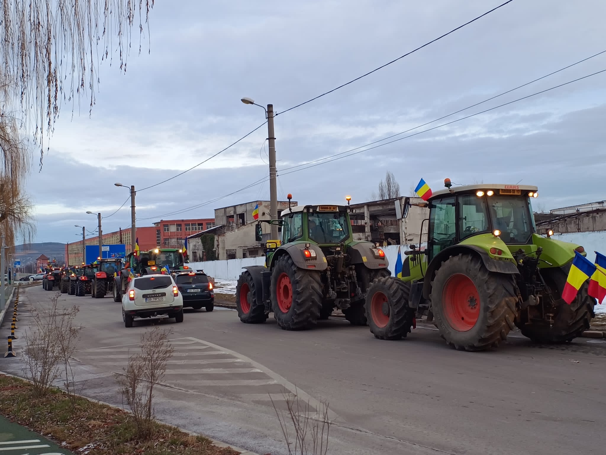 Foto. Sibiul sub invazia tractoarelor! Sute de utilaje agricole și camioane defilează pe străzile orasului