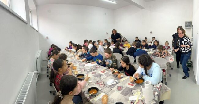 Elevii din Copșa Mică iau masa împreună! A demarat programul „Masă sănătoasă“