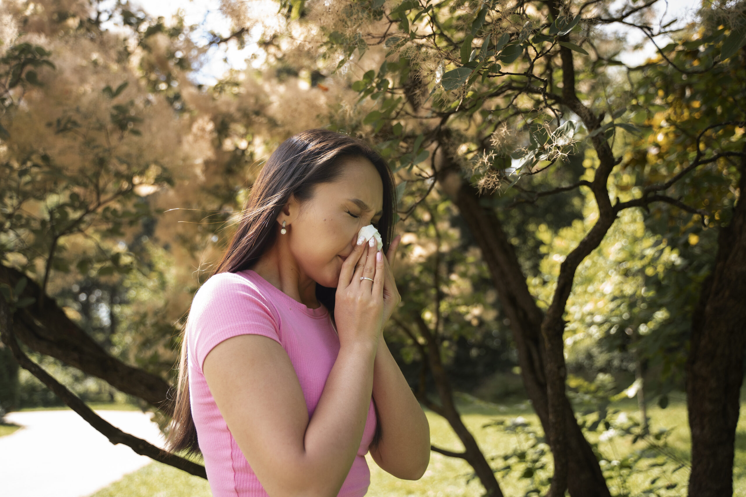 Alergiile de primăvară. Unul din patru români suferă de o formă de alergie. Tratamentul recomandat de specialiști.