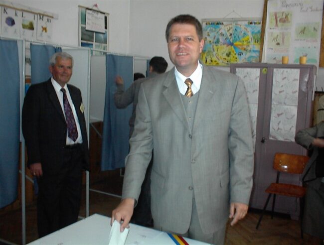 Alegeri locale 2004: „Victorie zdrobitoare a lui Klaus Iohannis“