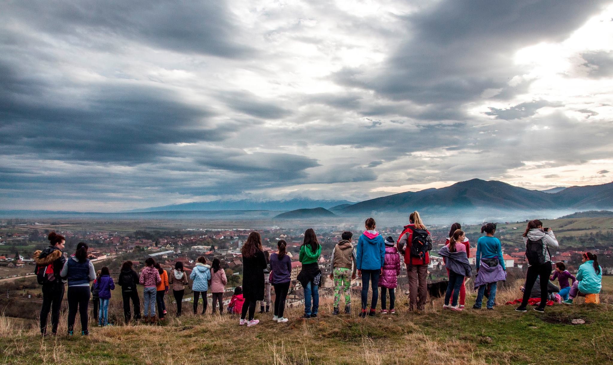 Ajungem MARI caută voluntari pentru copiii instituționalizați din Sibiu și Turnu Roșu