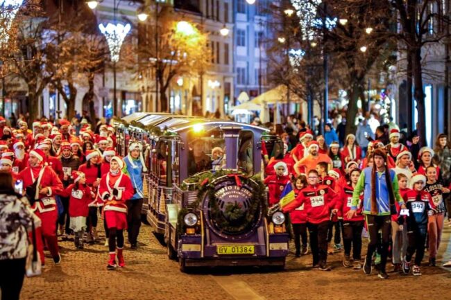 Sute de Moși Crăciun în Piața Mare, la Marea MoșMondeală 2025