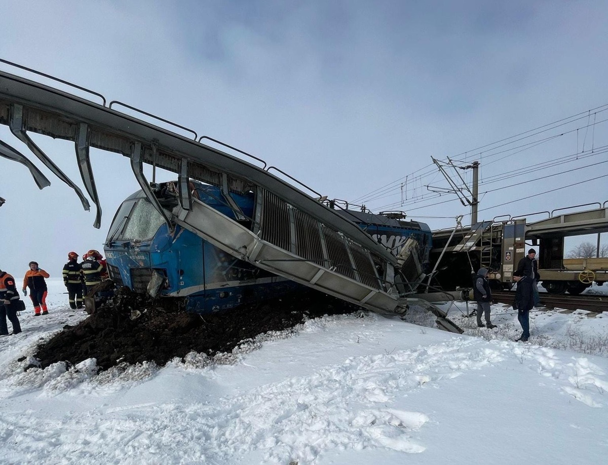 Alertă maximă pe calea ferată! Coliziune fatală între trenuri de marfă, în Olt. FOTO