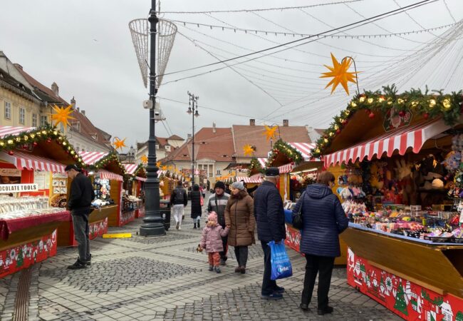 Prețuri greu de digerat la Târgul de Crăciun: sarmale la 40 lei și langoș la 30 lei