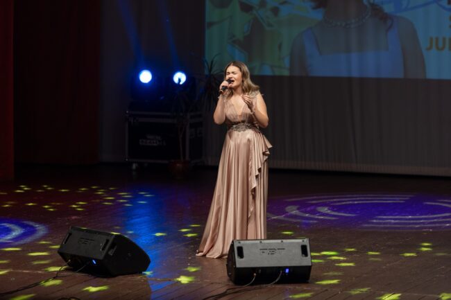 Stele în devenire! Cristiana Damian, locul I la Concursul „Stelele Cetății” Deva. Maria Mangu și Ovidiu Stan, finaliști