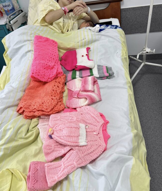 Hăinuțe tricotate pentru bebelușii născuți în aceste zile la Mediaș