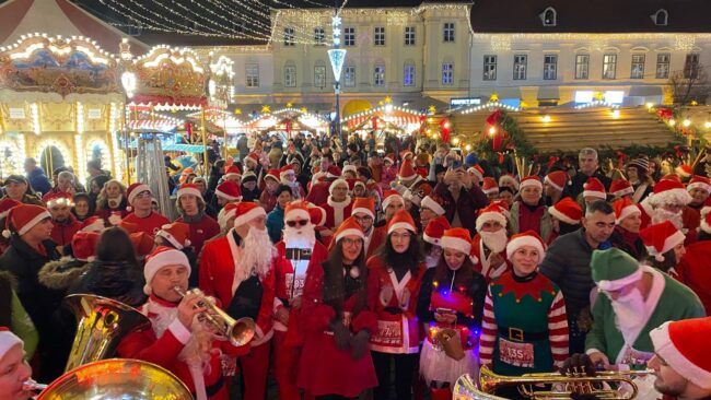 Zeci de Moși Crăciun în Piața Mare, la Marea MoșMondeală 2025