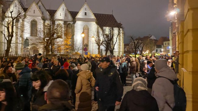 „Justiție, nu corupție”. Sute de sibieni protestează în Piața Huet