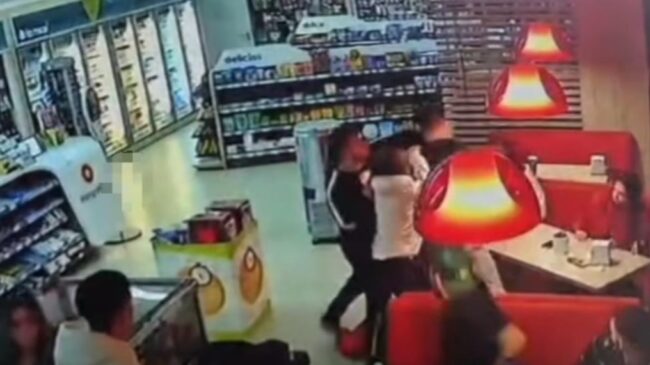 Cei doi bărbați care au bătut un tânăr în benzinărie, puși sub control judiciar