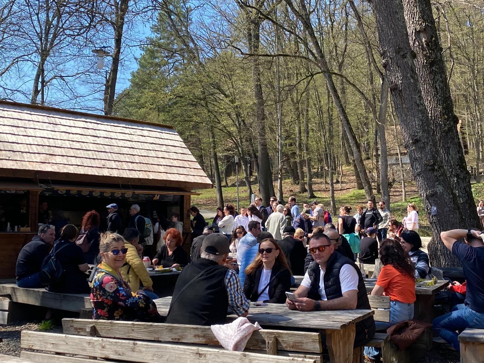 VIDEO/ Dezlegare la pește în Duminica Floriilor pentru vizitatorii Muzeului ASTRA. Storceagul și mămăliga, vedetele zilei