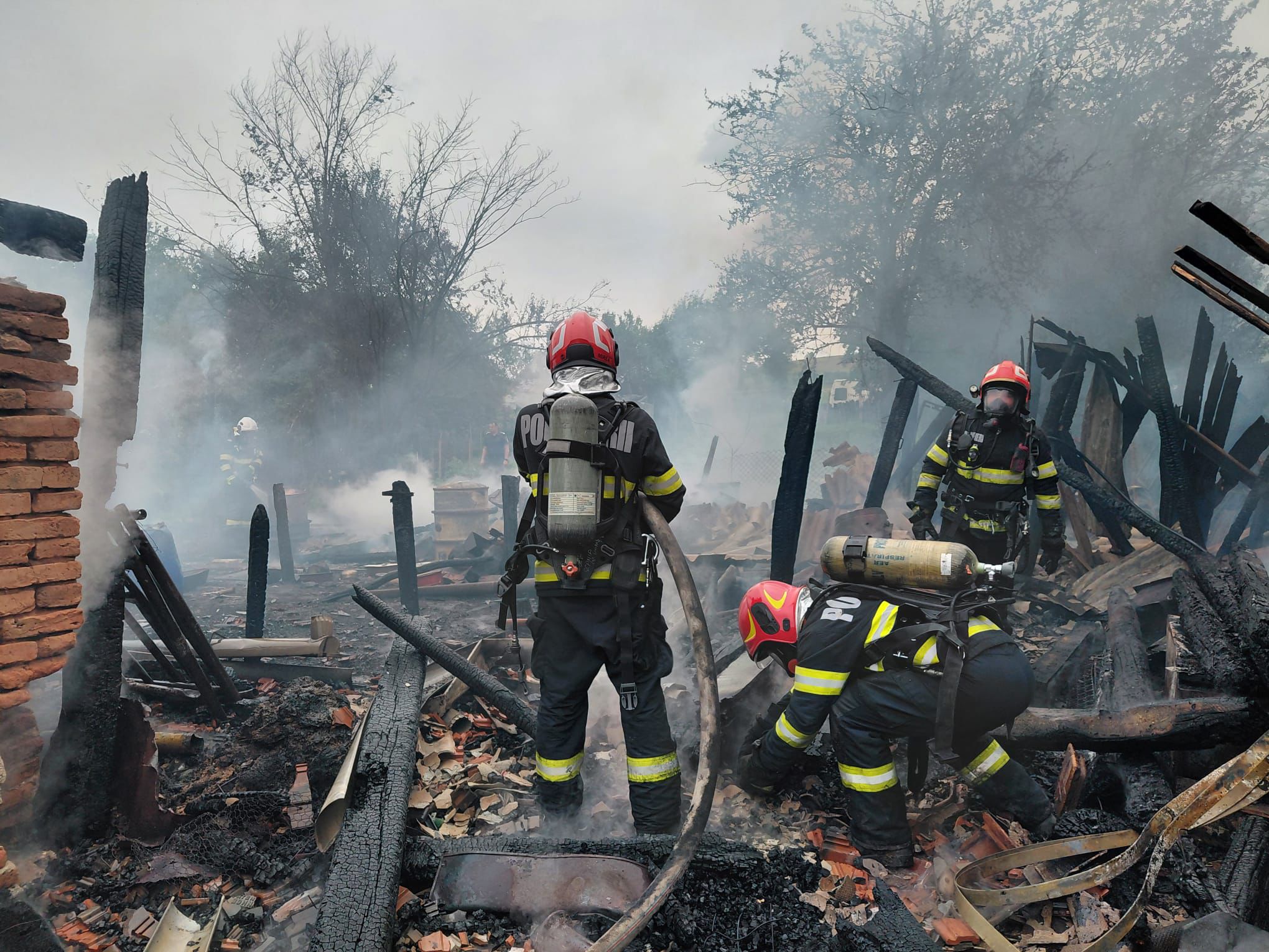 FOTO Incendiu puternic la Hosman: o șură a ars complet, iar zece animale au murit în flăcări
