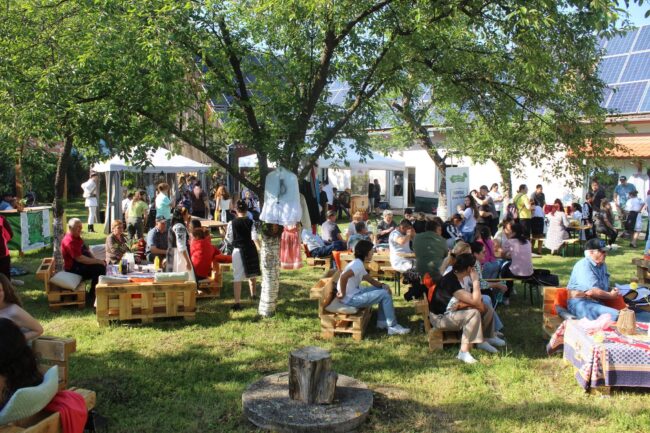 Apus, folk și seri de vară în Richiș. „Serile de Folk” debutează la Curtea Omului Verde