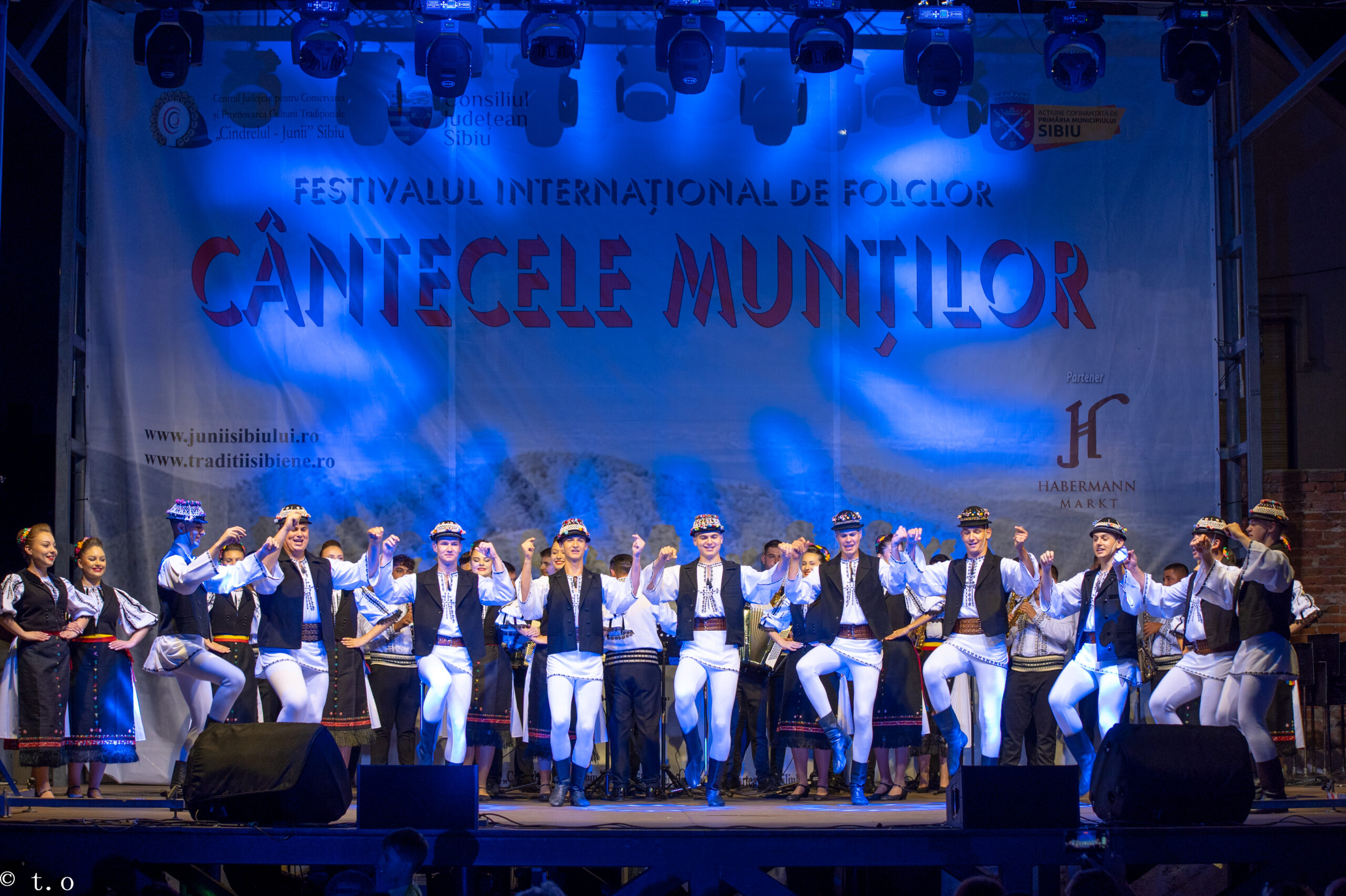 Sibiul celebrează tradițiile la Festivalul Internațional de Folclor „Cântecele Munților”. Programul complet al evenimentului