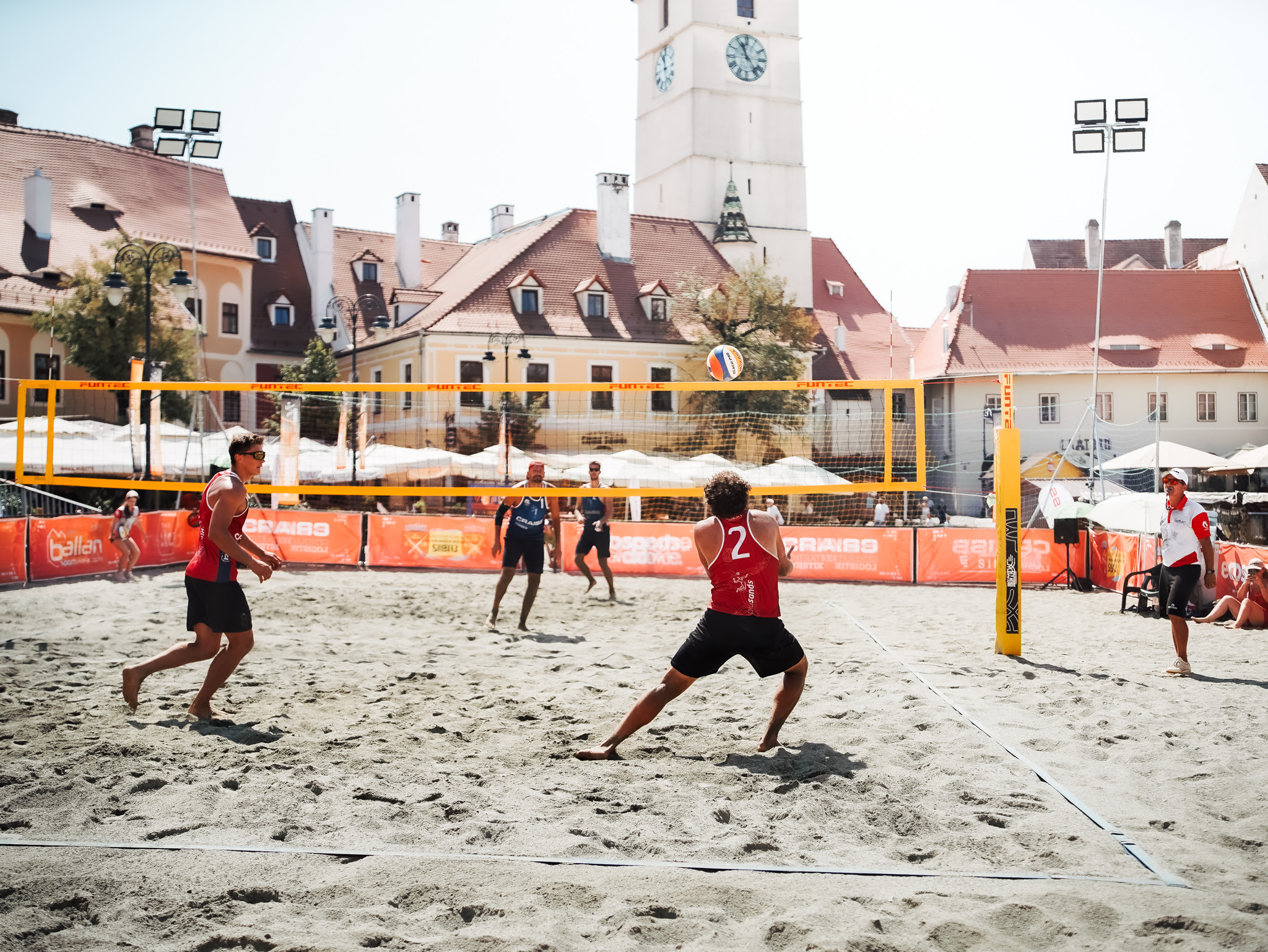 Piața Mică se transformă în plajă: începe Sibiu Sands