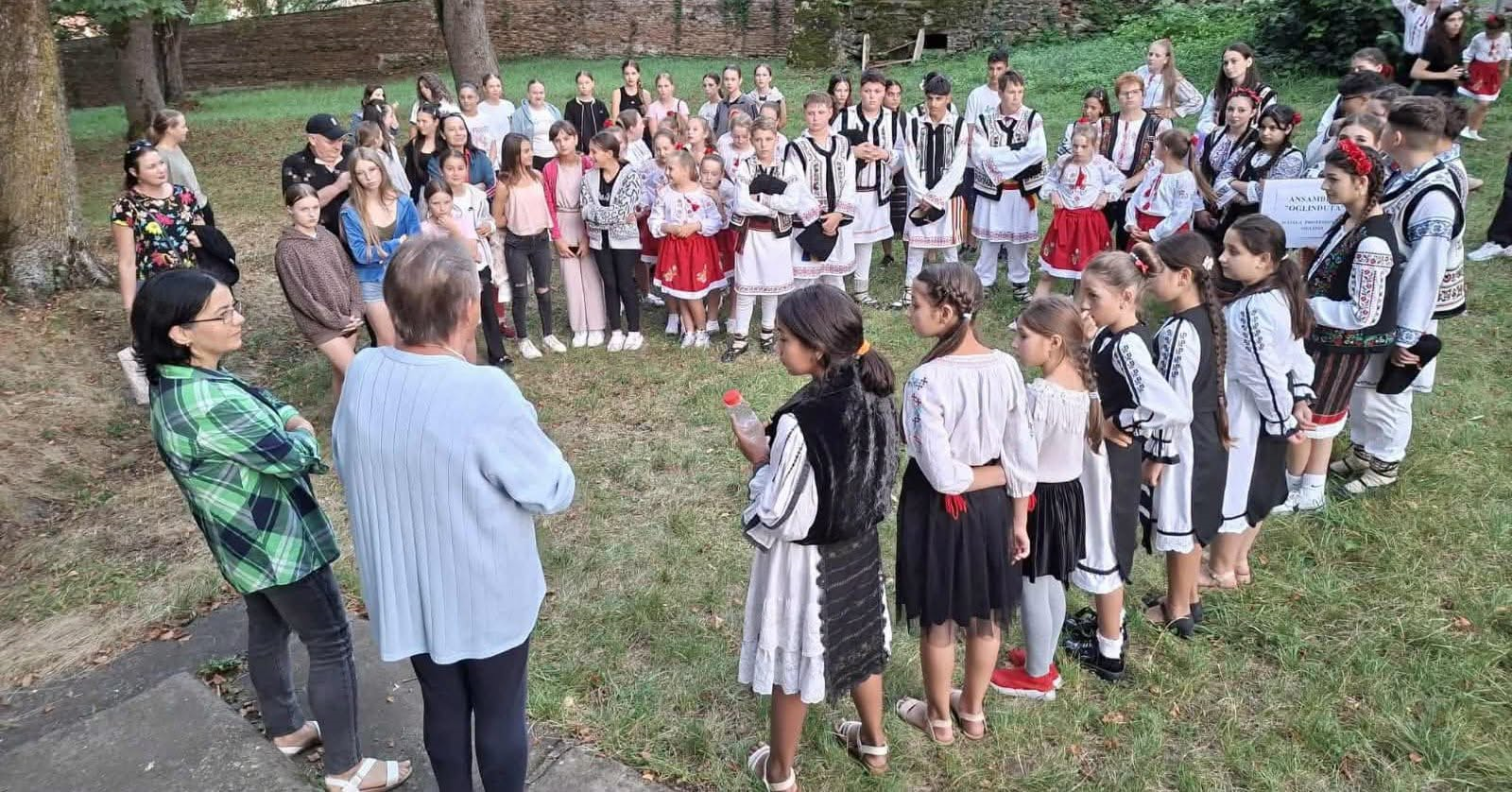 FOTO Tradițiile trec Prutul: Elevi din Alțîna și Republica Moldova se întâlnesc într-un schimb dedicat patrimoniului