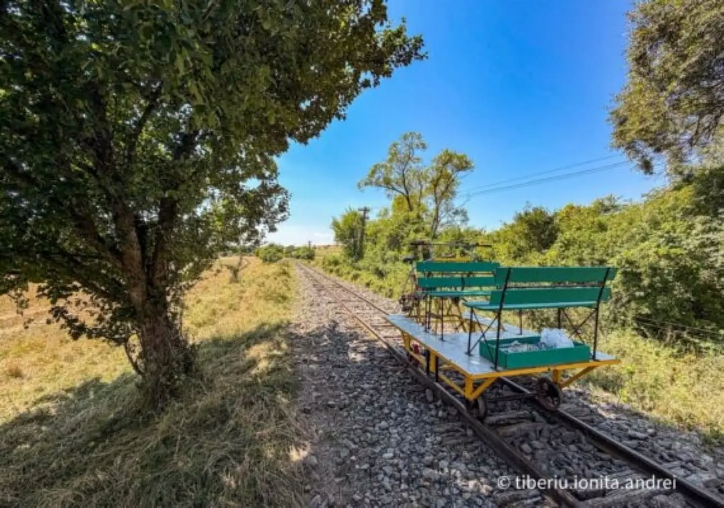 Plimbare inedită pe Valea Hârtibaciului: ciclodrezina Mocăniței poate fi închiriată pentru excursii cu familia și prietenii